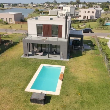 VENTA CASA 4 AMBIENTES CON PILETA PARRILLA JARDIN AREA 1 BARRIO SAN SEBASTIAN ESCOBAR