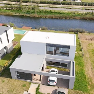 VENTA CASA 6 AMB A LAGUNA C/ PILETA JARDIN BARRIO COSTAS. PUERTOS DEL LAGO
