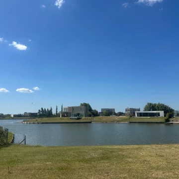 VENTA DE LOTE BARRIO SAN SEBASTIAN AREA 10, A LA LAGUNA ESCOBAR