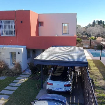VENTA CASA 05 AMB LUMINOSA, PILETA, COCHERA, PILAR  DEL ESTE BARRIO CASAS DEL ESTE