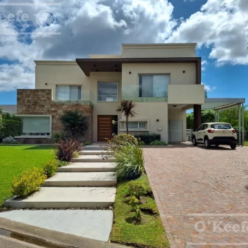 Casa en venta con tres dormitorios en suites, escritorio y  amplio playroom en Fincas de Iraola II