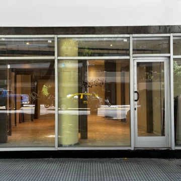 ¡Local en PB y subsuelo con 104 m2!