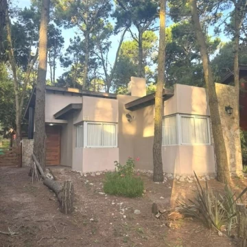 Dos casas en amplio lote en Mar Azul