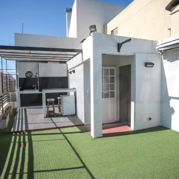Piso de 3 ambientes con excelente Luminosidad y con Terraza propia en el 7° piso con parrilla