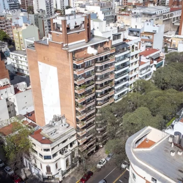 Piso de lujo con quincho, terraza y 2 cocheras sobre Av. Pedro Goyena