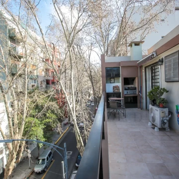 3 ambientes al frente con balcón aterrazado y parrilla, luminoso y cómodo. Confort y estilo.