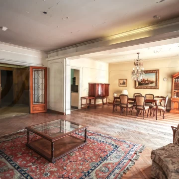 Exclusivo Semipiso 6 amb. Categoría, excelente Acceso a Transp. y Servicios. Mínimas expensas