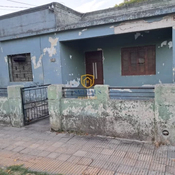 Casa en venta enLas Piedras para reciclar en el centro
