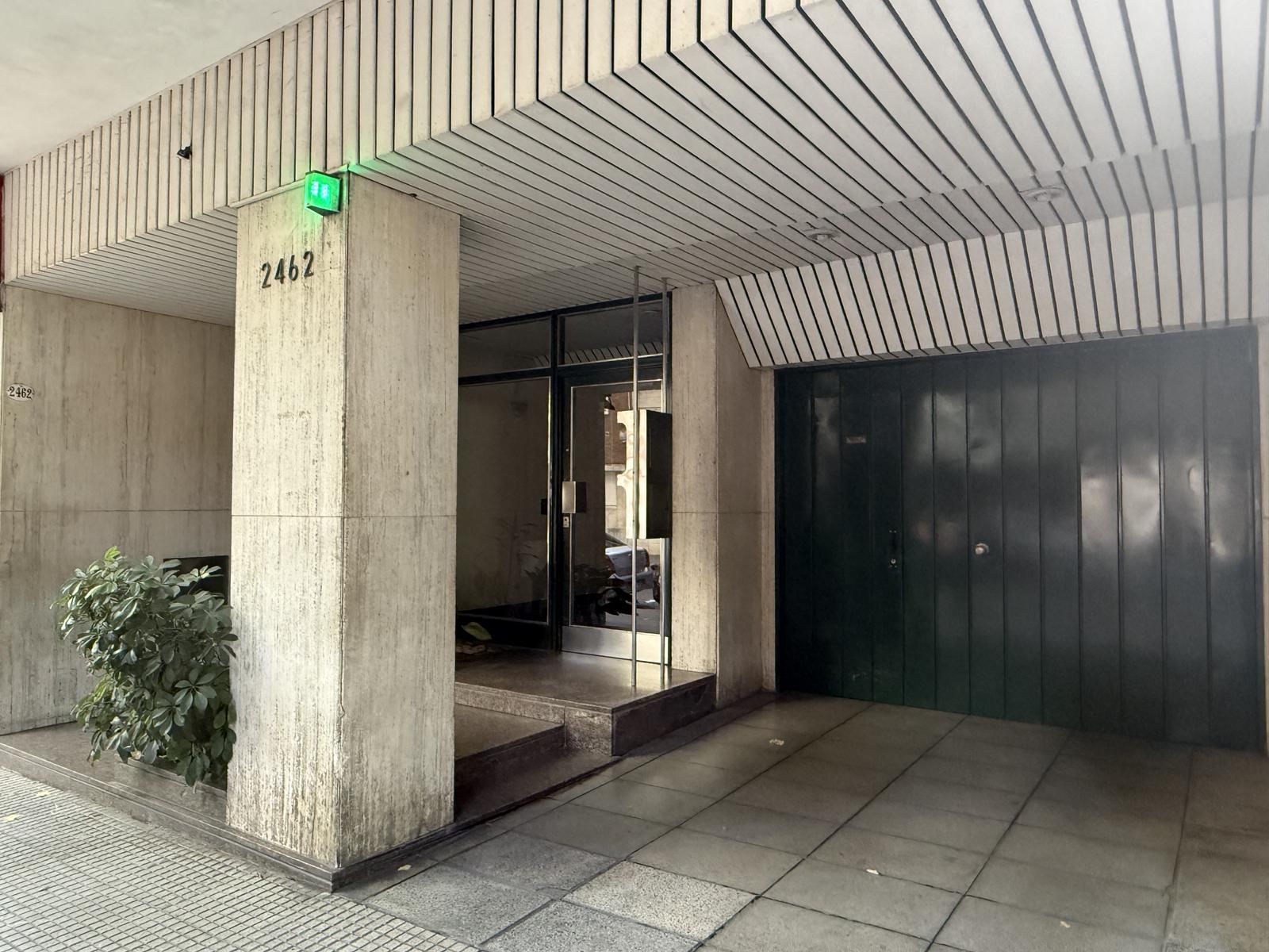Fachada con ingreso a la cochera