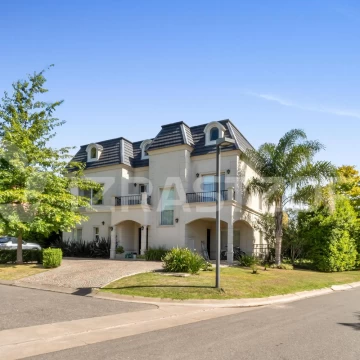 Casa a la venta en lote central de esquina en Ayres Plaza, de 500 metros cubiertos