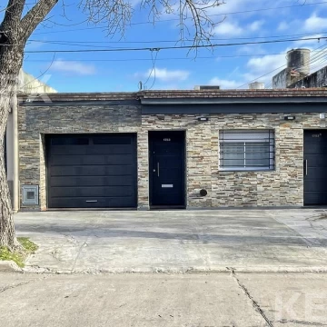 Casa en venta, La Plata, consultorio, sala de espera, 2 cocheras, 2 dormitorios, parque 6 amb.