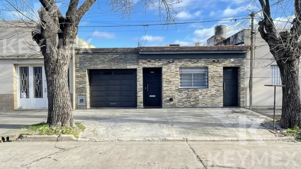 Casa en venta, La Plata, consultorio, sala de espera, 2 cocheras, 2 dormitorios, parque 6 amb.