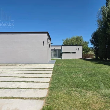 Venta casa de 4 ambientes con pileta en San Sebastian