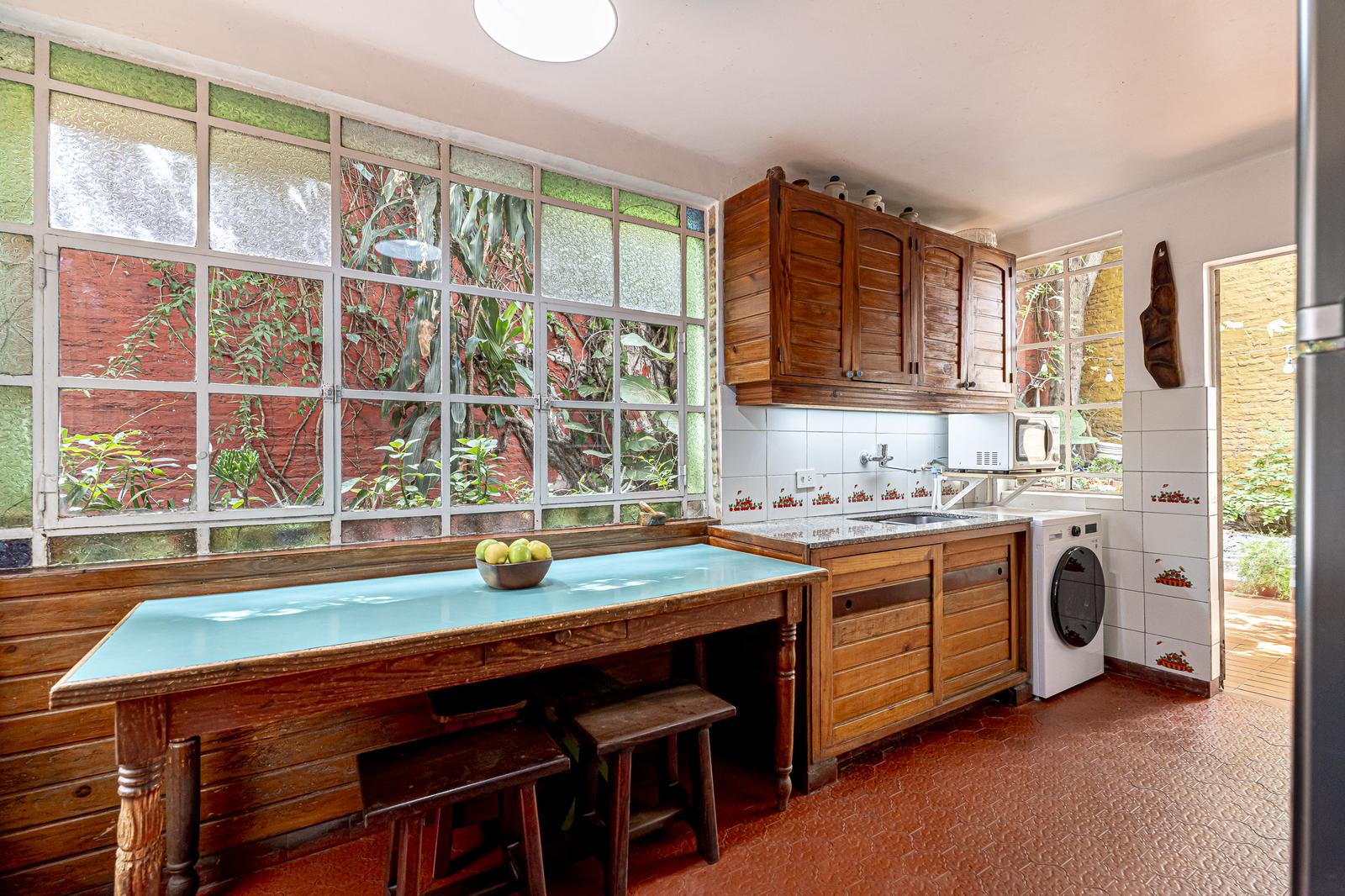 Cocina con vista al patio