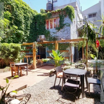 Amplio PH con quincho, parrilla y hermoso jardín - Barracas
