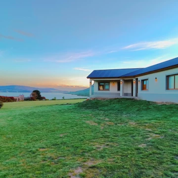 Moderna y exclusiva casa frente a Laguna La Brava