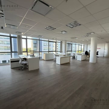Oficina en alquiler amueblada de 144m2 con cochera 