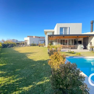 Casa en venta 3 dormitorios y playroom - c/ pileta en lote de 860 m² – Ayres Plaza