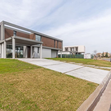 Venta / Moderna casa a estrenar, Lote central,  4 Dormitorios.