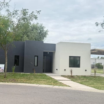 Casa en  Venta 3 dormitorios mas Estudio Barrio Santa Emilia