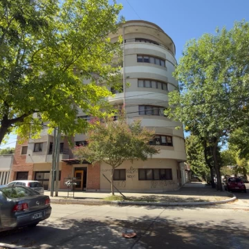 Departamento de 1 dormitorio con balcon y lavadero en venta/alquiler en La Plata
