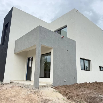 Casa en venta 4 dormitorios  Santa Elena Pilar del Este
