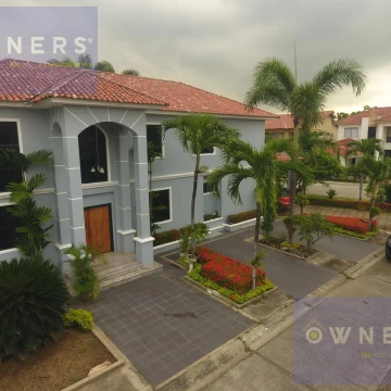 VENTA  CASA ESQUINERA  SAMBORONDON  PISCINA /JACUZZI URB ESTANCIAS DEL RIO (OF)