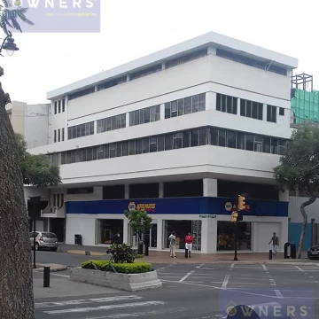 VENTA EDIFICIO COMERCIAL CON ÁREAS ABIERTAS/BODEGAS CENTRO, A 2 CUADRAS DEL MALECÓN (AV)