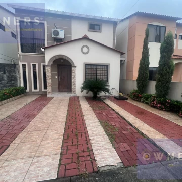 VENTA DE CASA REMODELADA EN VILLACLUB (AB)