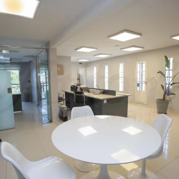 Importante edificio comercial en dos plantas, ideal centro médico, instituto o empresa