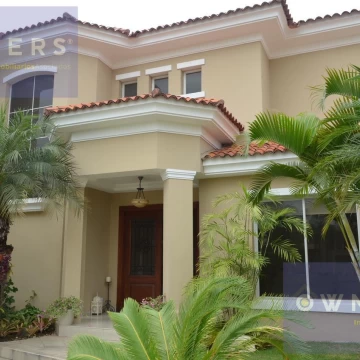 VENTA CASA REMODELADA URB TORRES DEL SOL  (JLR)