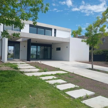 casa en venta  El Naudir 3 dormitorios- lavadero y dependencia- a la laguna con pileta y parrilla