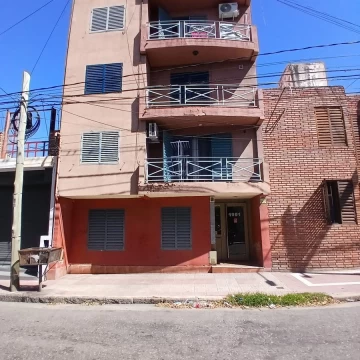Departamento un dormitorio,  barrio Alberdi, gran patio.