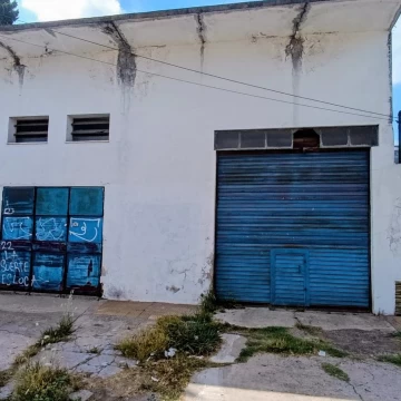 Galpón con potencial para taller, depósito, lavadero, etc... | dos ingresos | circulación interna