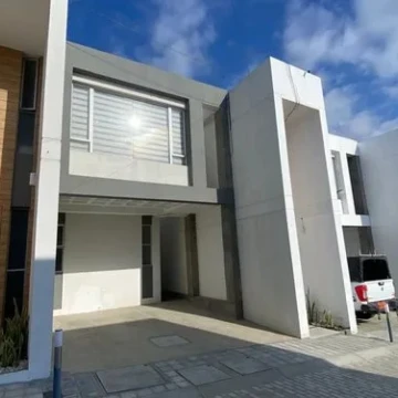 CASA EN URBANIZACION PRIVADA AL SUR DE MANTA.
