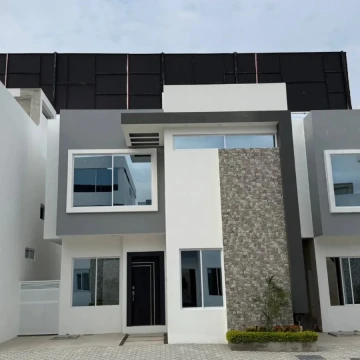 CASA EN URBANIZACIÓN MONTEAZUL AL SUR DE MANTA