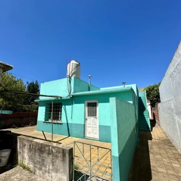 Casa en Venta. Terreno de 543 m2. 2 propiedades independientes. Galpón de amplias dimensiones Zarate