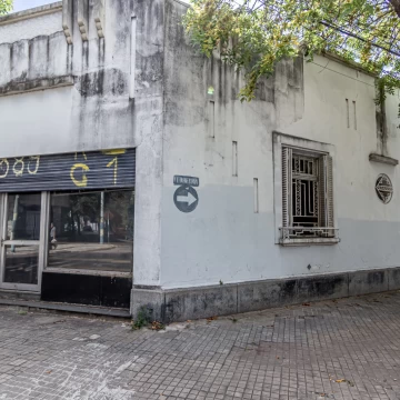 CASA DE 2 DORMITORIOS CON  LOCAL Y GARAGE ARROYITO RIO