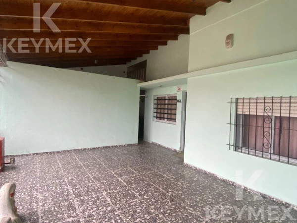Casa venta o permuta, Los Hornos, 2 dormitorios, 2 baños, garage, parque, quincho c/parrilla
