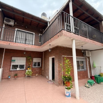 Casa en venta c/ cochera en Villa Gobernador Gálvez