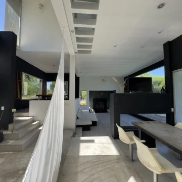 Casa a la laguna en San Isidro Labrador, con 4 dormitorios, amarra propia y pileta