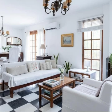 Casa en Alquiler Shangrilá SUR 3 Dormitorios más Monoambiente Ideal Oficina o Familia   jardín