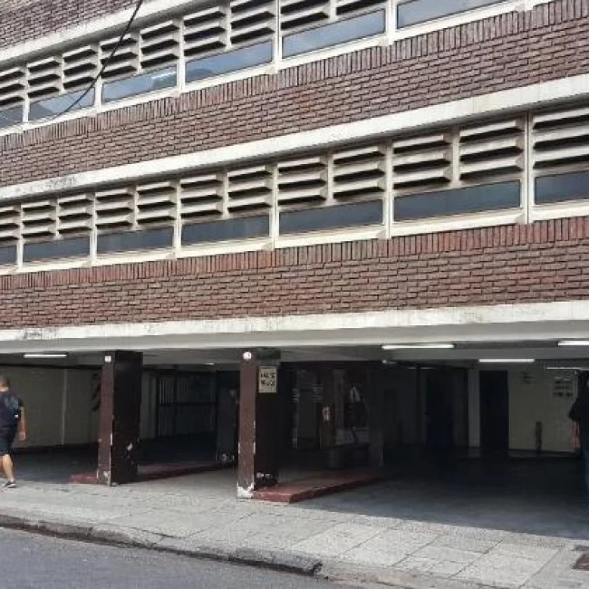 VENTA COCHERA FIJA CUBIERTA - CENTRO - SAN NICOLÁS - EXCELENTE ACCESO