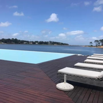 Venta Departamento 3 dormitorios con balcón vista al mar en La Barra, Punta del Este, pileta cochera