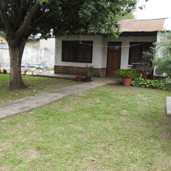 Venta de Casa 4 ambientes Cochera Patio y Monoambiente en Planta Alta- Morón