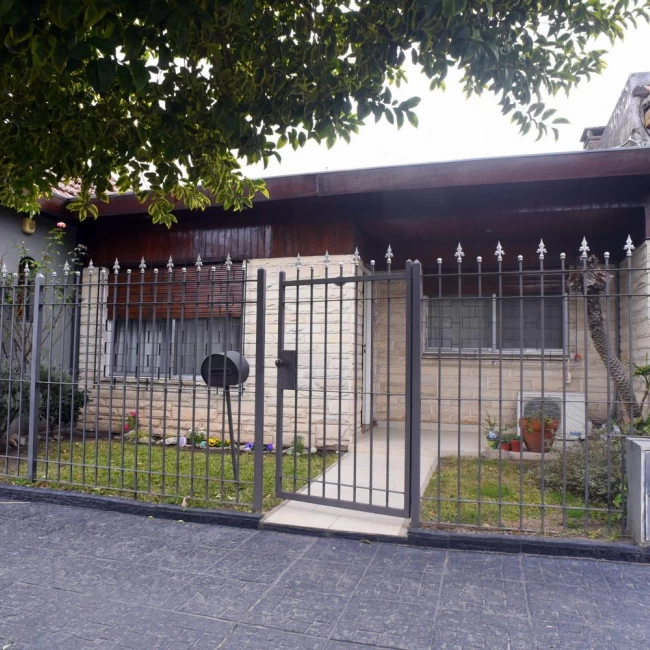 Venta de Casa 4 ambientes con Patio, Quincho y Cochera