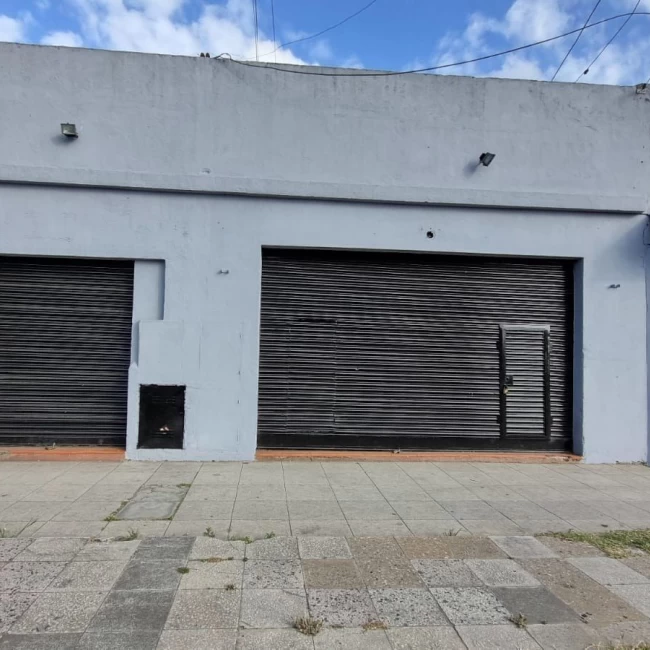 PH en  Venta con depto y local comercial a reciclar Banfield