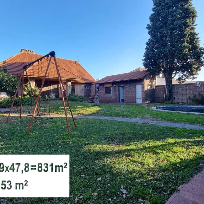 Casa 4 amb, cochera para varios vehículos, quincho, piscina y amplio jardín.