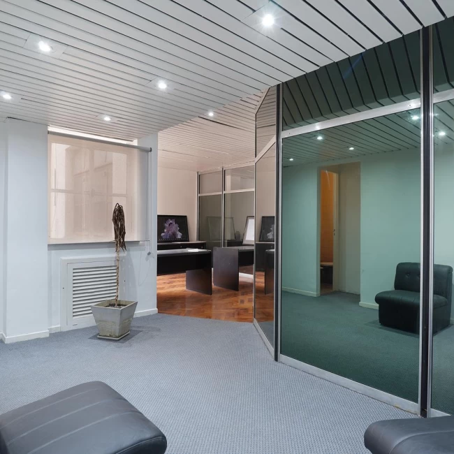 VENTA OFICINA 82 M² - 3 DESPACHOS - SALA DE REUNIONES - MONSERRAT - AMOBLADO