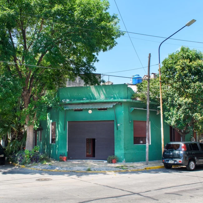 VENTA DE CASA CON LOCAL COMERCIAL Y PH 2 AMB A REFACCIONAR EN CIUDADELA